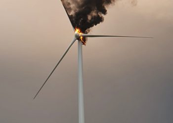 Impactante imagen de un molino del parque eólico de Villalba de Rey ardiendo tras la tormenta