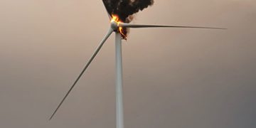 Impactante imagen de un molino del parque eólico de Villalba de Rey ardiendo tras la tormenta