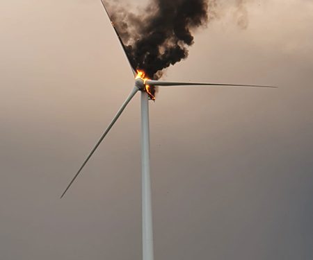 Impactante imagen de un molino del parque eólico de Villalba de Rey ardiendo tras la tormenta