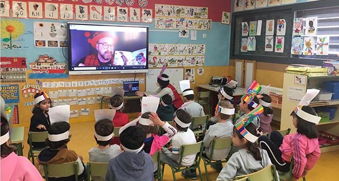 La distancia no impide el éxito de los «encuentros de autor» con estudiantes de los colegios de Cabanillas