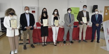 La Facultad de Letras recupera el acto de reconocimiento a los mejores estudiantes y a los profesores jubilados suspendido el curso pasado por la COVID-19