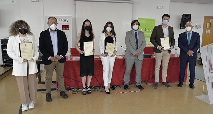 La Facultad de Letras recupera el acto de reconocimiento a los mejores estudiantes y a los profesores jubilados suspendido el curso pasado por la COVID-19 1 La Facultad de Letras recupera el acto de reconocimiento a los mejores estudiantes y a los profesores jubilados suspendido el curso pasado por la COVID-19