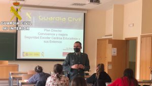 La Guardia Civil da a conocer el Plan Director a alumnos universitarios de la Facultad de Educación de Cuenca