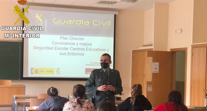 La Guardia Civil da a conocer el Plan Director a alumnos universitarios de la Facultad de Educación de Cuenca