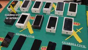 La Guardia Civil detiene en Azuqueca de Henares a dos personas por hurto de móviles de alta gama en una empresa de logística