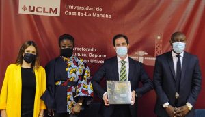 La UCLM dona 1.500 ejemplares a la Asociación de Mujeres Hispanohablantes de Costa de Marfil