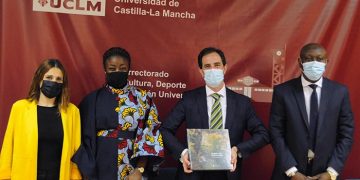 La UCLM dona 1.500 ejemplares a la Asociación de Mujeres Hispanohablantes de Costa de Marfil