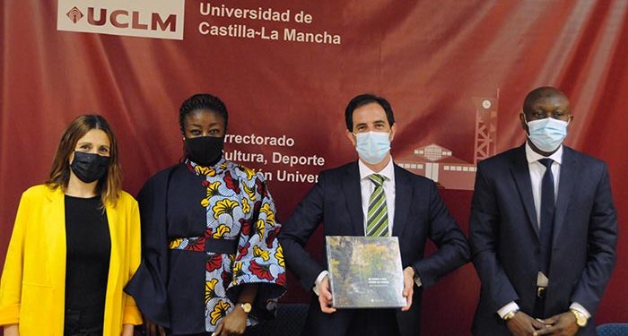 La UCLM dona 1.500 ejemplares a la Asociación de Mujeres Hispanohablantes de Costa de Marfil