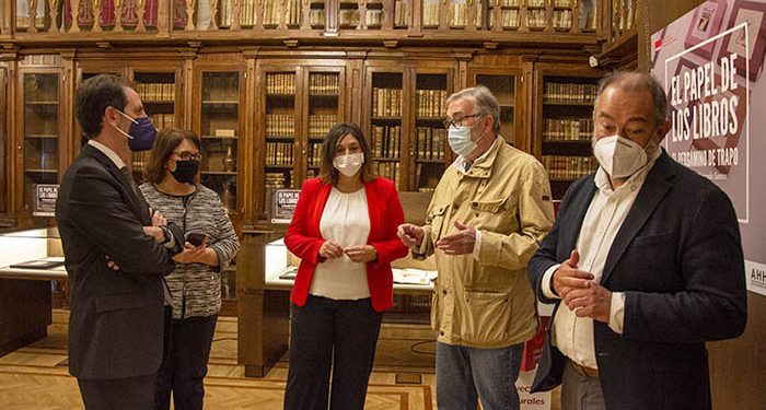 La UCLM inaugura en la Biblioteca regional la exposición ‘El papel en los libros. El pergamino de trapo’ 1 La UCLM inaugura en la Biblioteca regional la exposición ‘El papel en los libros. El pergamino de trapo’