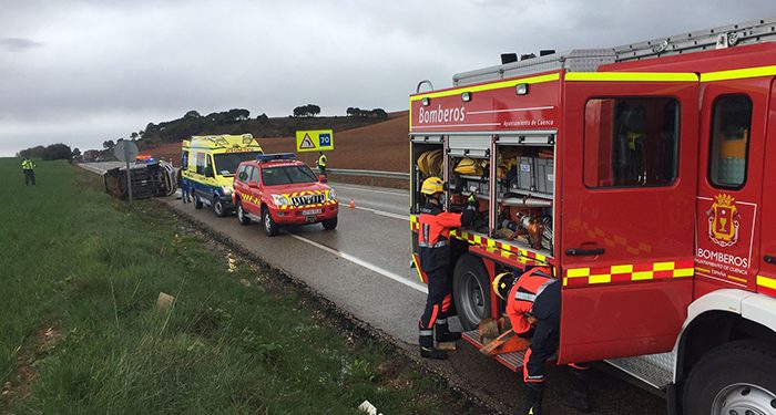 Los bomberos del Ayuntamiento de Cuenca intervienen en una accidente de tráfico en Arcas