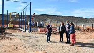 Martínez Chana visita las obras del parque de Cañete y se muestra satisfecho del “estado avanzado que llevan”