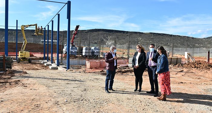 Martínez Chana visita las obras del parque de Cañete y se muestra satisfecho del “estado avanzado que llevan”