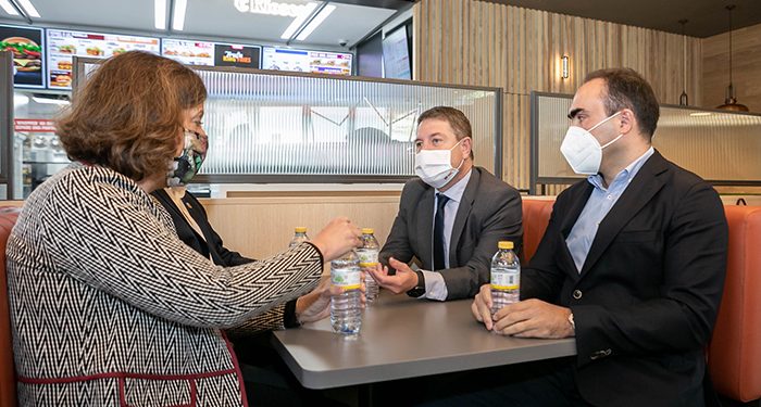 Page anuncia que la próxima semana se inocularán 20.000 vacunas al día en Castilla-La Mancha