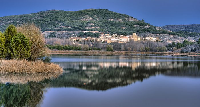 Pareja proyecta un campo de golf