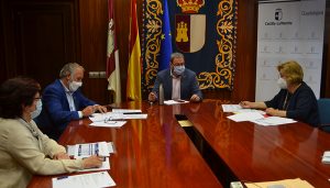 Robles analiza con la alcaldesa de Alovera cuestiones sanitarias y educativas relativas al municipio