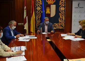 Robles analiza con la alcaldesa de Alovera cuestiones sanitarias y educativas relativas al municipio
