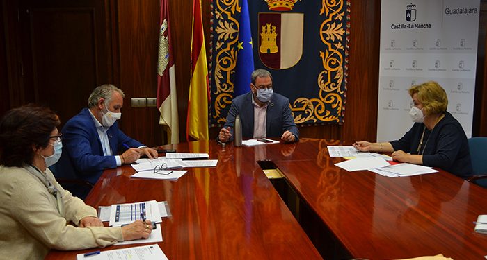 Robles analiza con la alcaldesa de Alovera cuestiones sanitarias y educativas relativas al municipio