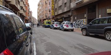 Un hombre de 46 años sufre un brote psicótico en la calle Ramón y Cajal de Cuenca y obliga a cortar la calle 45 minutos al arrojar objetos desde el balcón