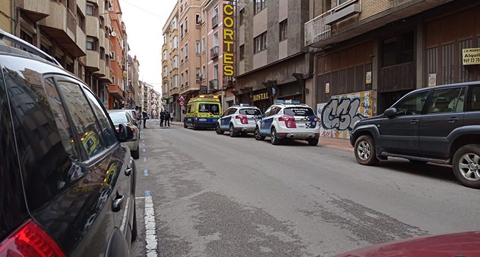 Un hombre de 46 años sufre un brote psicótico en la calle Ramón y Cajal de Cuenca y obliga a cortar la calle 45 minutos al arrojar objetos desde el balcón 1 Un hombre de 46 años sufre un brote psicótico en la calle Ramón y Cajal de Cuenca y obliga a cortar la calle 45 minutos al arrojar objetos desde el balcón