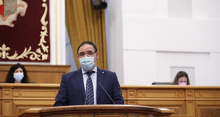 Prieto defiende las enmiendas del PP-CLM a la Ley de Despoblación: “Hay que garantizar el futuro de un territorio con gran potencial y posibilidades para que merezca la pena vivir en el mundo rural” 1 Benjamín Prieto, en el Pleno de las Cortes Regionales