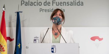 Blanca Fernández, consejera de Igualdad y portavoz del Gobierno, participa en una conferencia de prensa con alumnos de Periodismo