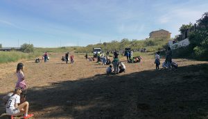 Casi medio millar de niñas y niños participan en Villanueva de la Torre en una campaña de reforestación organizada por el Ayuntamiento