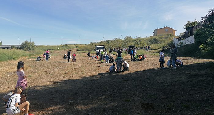 Casi medio millar de niñas y niños participan en Villanueva de la Torre en una campaña de reforestación organizada por el Ayuntamiento 1 Casi medio millar de niñas y niños participan en Villanueva de la Torre en una campaña de reforestación organizada por el Ayuntamiento