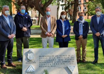 Diputación y Ayuntamiento de Guadalajara instalan en la Concordia un monolito en homenaje a las víctimas del Holocausto