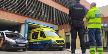 Dos agentes de la Policía Nacional salvan la vida de una mujer que sufrió una parada cardiaca a escasos metros de la Comisaría de Guadalajara