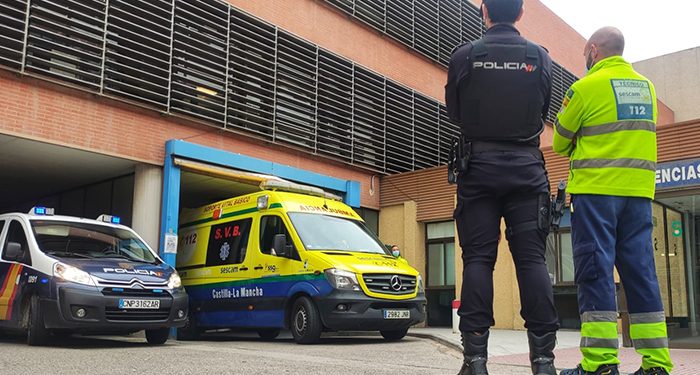 Dos agentes de la Policía Nacional salvan la vida de una mujer que sufrió una parada cardiaca a escasos metros de la Comisaría de Guadalajara