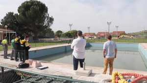 El Ayuntamiento de Cabanillas ejecuta trabajos de puesta a punto en la Piscina de Verano de cara a su apertura estival