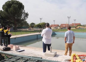 El Ayuntamiento de Cabanillas ejecuta trabajos de puesta a punto en la Piscina de Verano de cara a su apertura estival