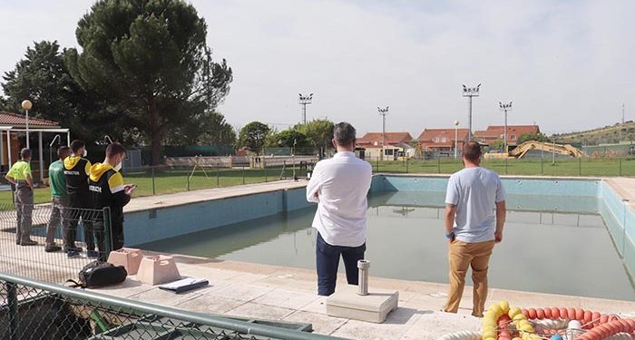 El Ayuntamiento de Cabanillas ejecuta trabajos de puesta a punto en la Piscina de Verano de cara a su apertura estival