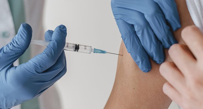 El Colegio de Farmacéuticos de Guadalajara exige a las autoridades que se vacune con urgencia al personal de farmacias