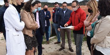 El Gobierno regional colabora con el Ayuntamiento de Mira en el mantenimiento de la cubierta de la ludoteca