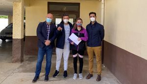 El Gobierno regional entrega una vivienda de protección oficial en régimen de alquiler en la localidad de Minglanilla