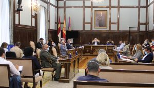 El Grupo Popular consigue sacar adelante su propuesta contra los peajes y reprocha a Vega que apoye la subida de impuestos del Gobierno