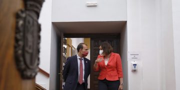 El Parlamento autonómico anima a los gobiernos central y autonómico a mantener su apoyo a pymes y autónomos ante la crisis por la Covid-19