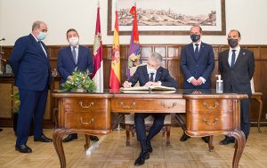 Grande-Marlaska y el alcalde de Guadalajara firman el protocolo que permitirá construir la nueva y moderna sede del GEO