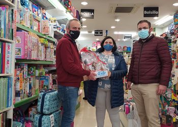 La Asociación de Libreros de Cuenca entrega los premios a los ganadores de los sorteos del Día del Libro