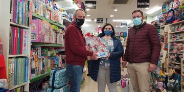 La Asociación de Libreros de Cuenca entrega los premios a los ganadores de los sorteos del Día del Libro