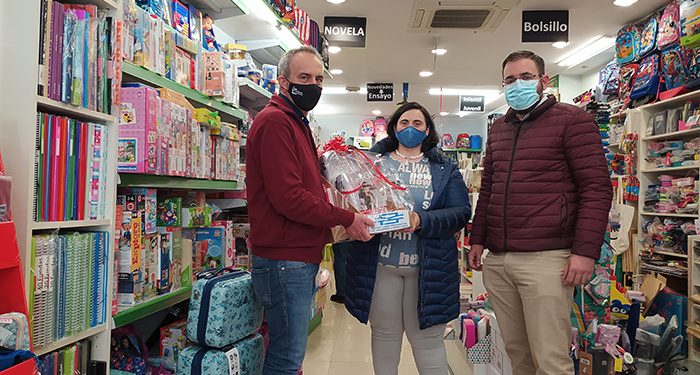 La Asociación de Libreros de Cuenca entrega los premios a los ganadores de los sorteos del Día del Libro