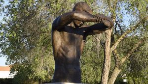 La escultura ‘El abrazo vacío’ ya forma parte de la historia y la memoria de Guadalajara en homenaje a la lucha contra el coronavirus