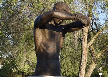 La escultura ‘El abrazo vacío’ ya forma parte de la historia y la memoria de Guadalajara en homenaje a la lucha contra el coronavirus