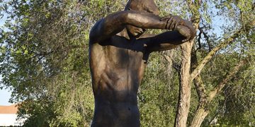 La escultura ‘El abrazo vacío’ ya forma parte de la historia y la memoria de Guadalajara en homenaje a la lucha contra el coronavirus