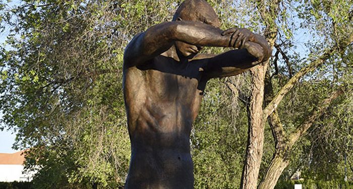 La escultura ‘El abrazo vacío’ ya forma parte de la historia y la memoria de Guadalajara en homenaje a la lucha contra el coronavirus