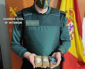 La Guardia Civil detiene en Mondéjar a dos personas por tráfico de drogas llevaban tres tabletas de hachís de unos 300 gramos