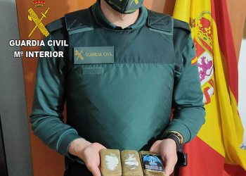 La Guardia Civil detiene en Mondéjar a dos personas por tráfico de drogas llevaban tres tabletas de hachís de unos 300 gramos