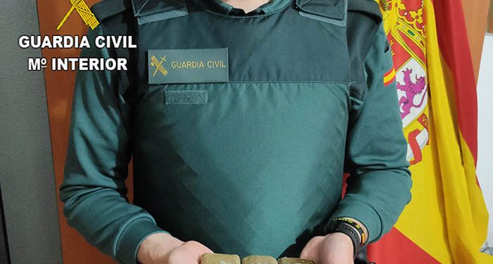 La Guardia Civil detiene en Mondéjar a dos personas por tráfico de drogas llevaban tres tabletas de hachís de unos 300 gramos