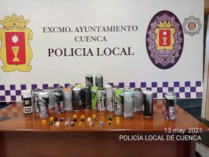 La Policía Local de Cuenca “pilla” a tres grafiteros en la Avenida Juan Carlos I y decomisa varios sprays